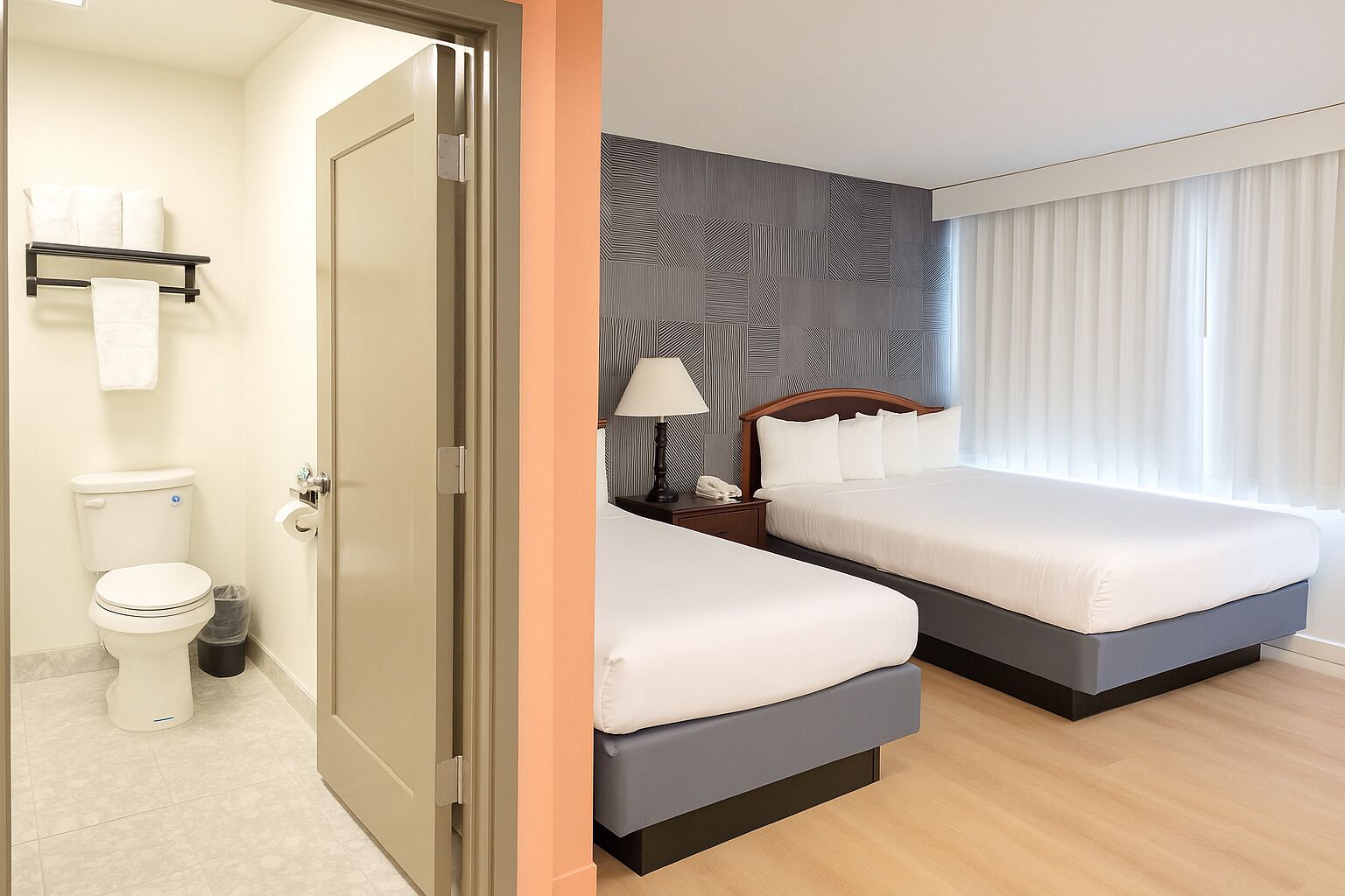 Phòng Deluxe, 2 giường đôi | Bàn, màn/rèm cản sáng, bàn ủi/dụng cụ ủi quần áo 