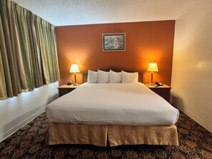 Desk, blackout curtains, iron/ironing board, free WiFi - Granada Inn (Santa Clara)