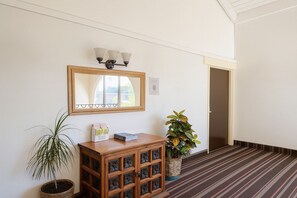 Interior detail - Granada Inn (Santa Clara)