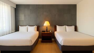 Habitación Deluxe, 2 camas matrimoniales | Escritorio, cortinas blackout y tabla de planchar con plancha