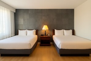 Habitación Deluxe, 2 camas matrimoniales | Escritorio, cortinas blackout y tabla de planchar con plancha 