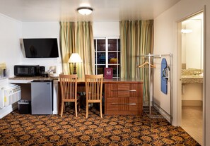 Single Room, 1 King Bed | Television - Granada Inn (Santa Clara)