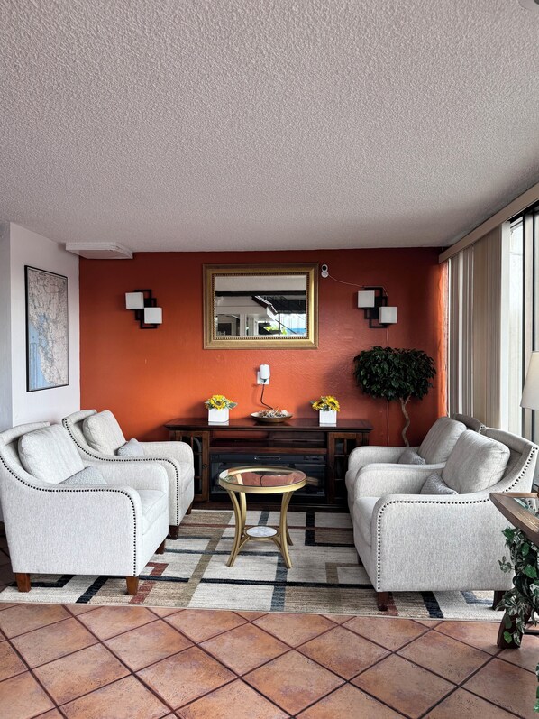 Lobby sitting area - Granada Inn (Santa Clara)