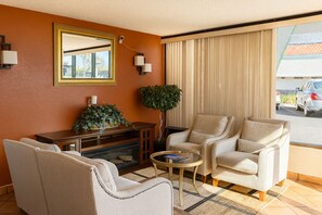 Lobby sitting area - Granada Inn (Santa Clara)