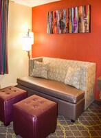 Escritorio, sistema de insonorización y tabla de planchar con plancha 