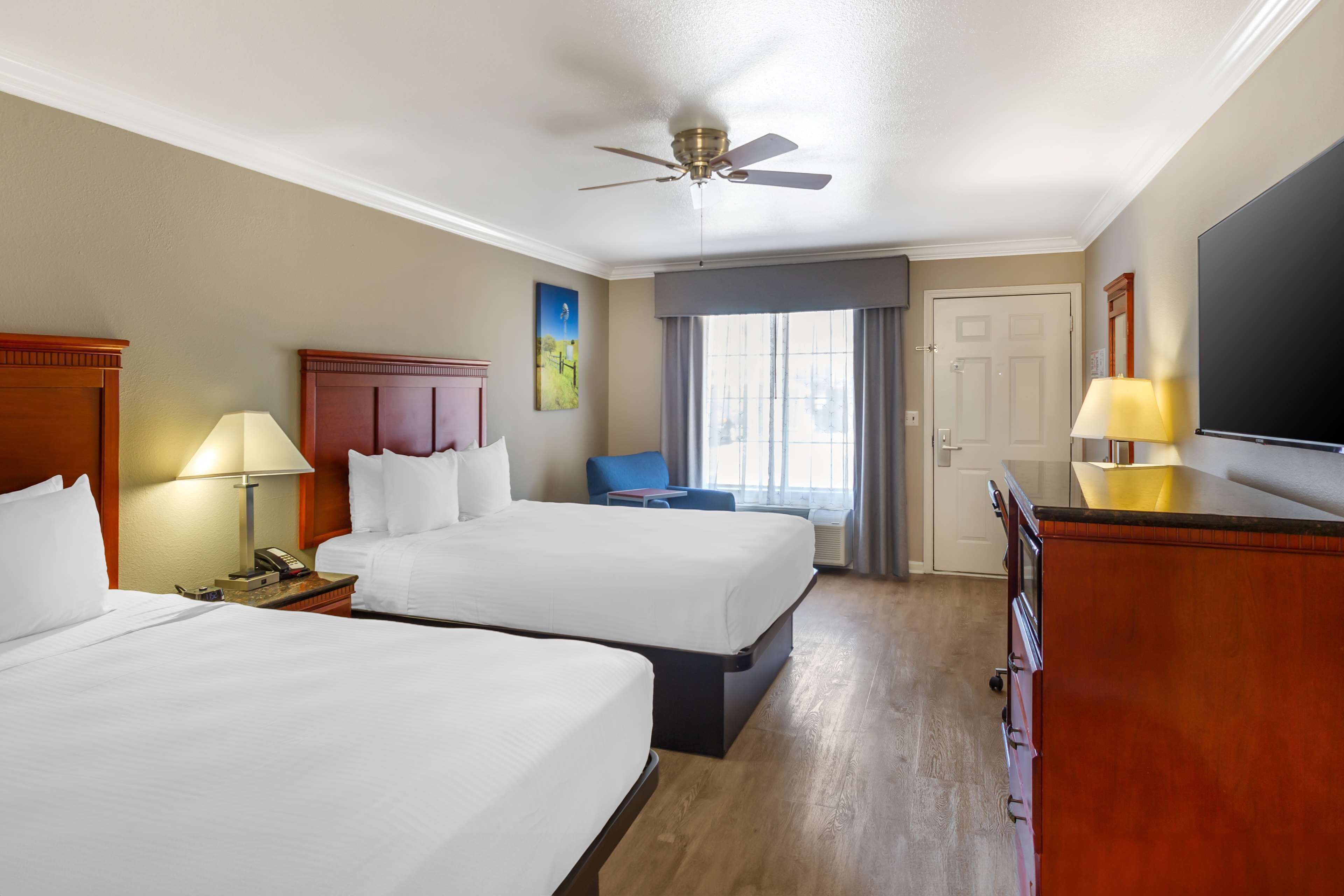 書桌、遮光布/窗簾、熨斗/熨衣板、搖籃/嬰兒床