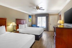 Escritorio, cortinas blackout, tabla de planchar con plancha y cunas 