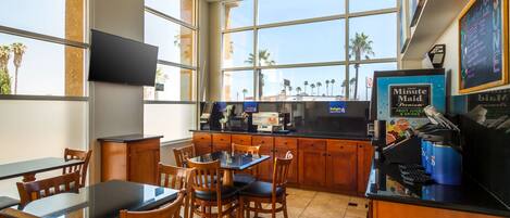 Tägliches inbegriffenes kontinentales Frühstück