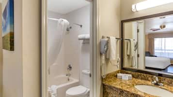 Combined shower/bathtub, free toiletries, hair dryer, towels
