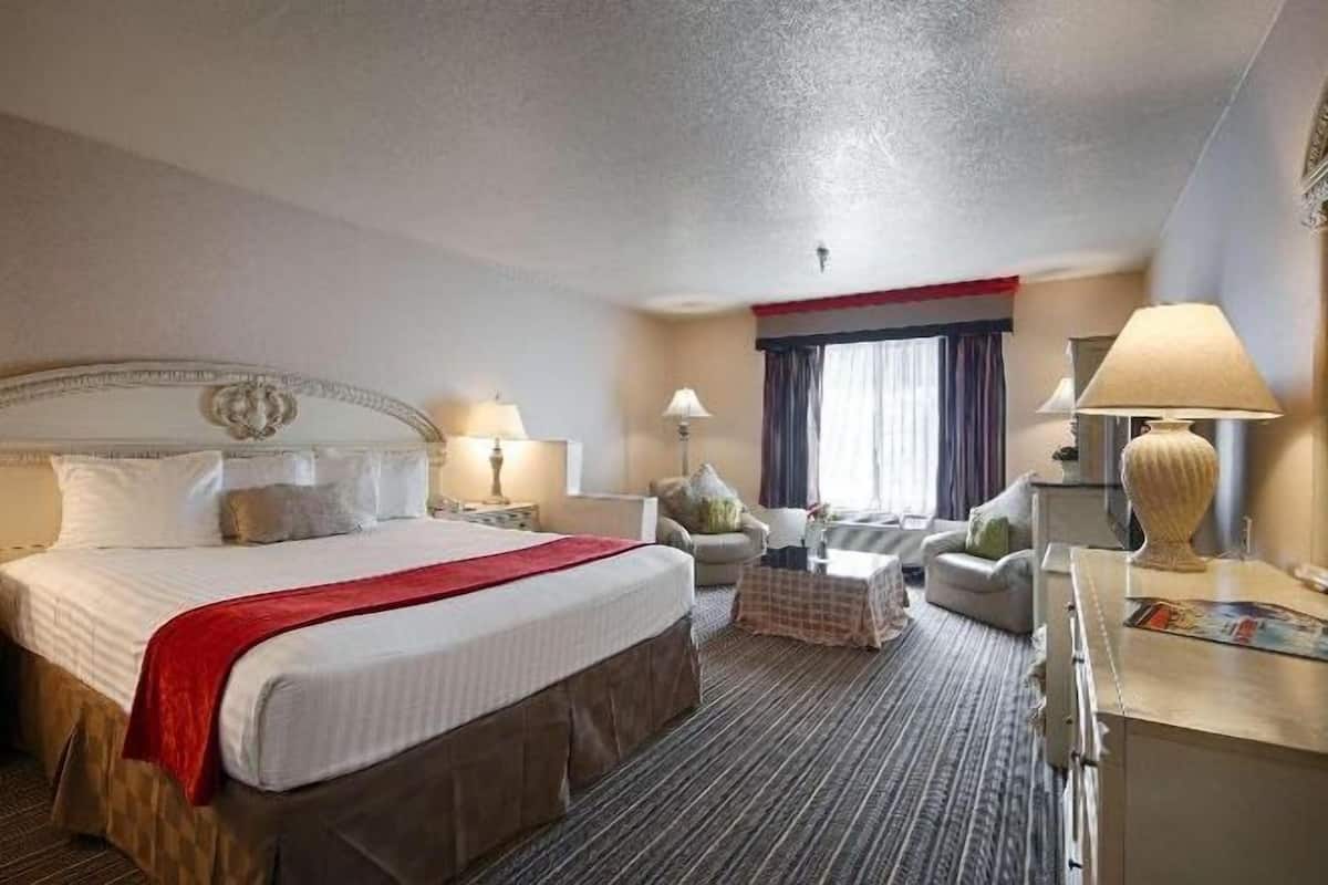 Escritorio, tabla de planchar con plancha, internet y ropa de cama