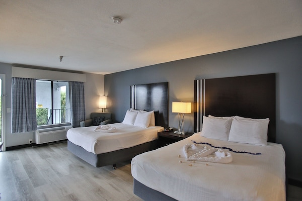 Escritorio, tabla de planchar con plancha y acceso a internet