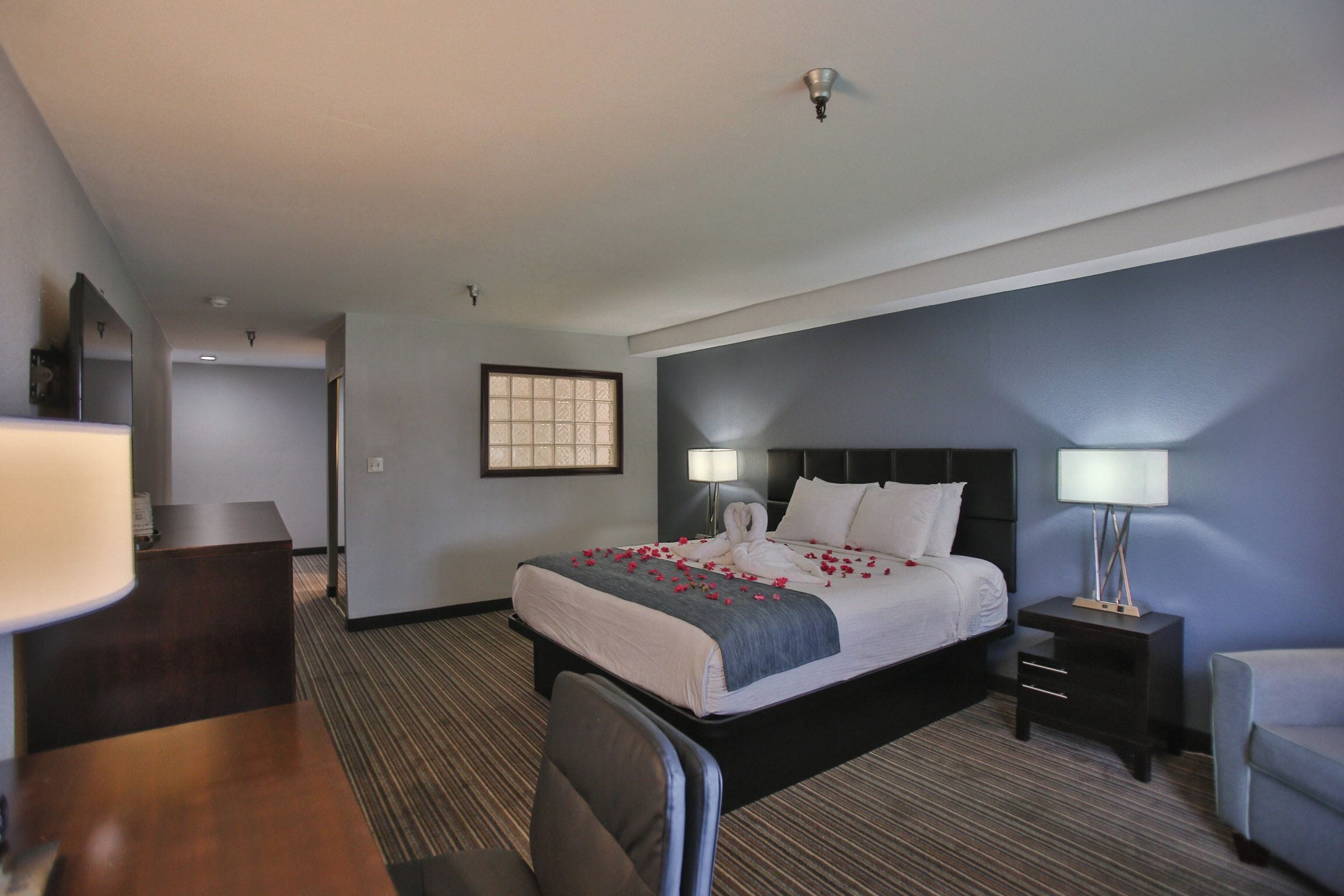 Desk, iron/ironing board, Internet, bed sheets