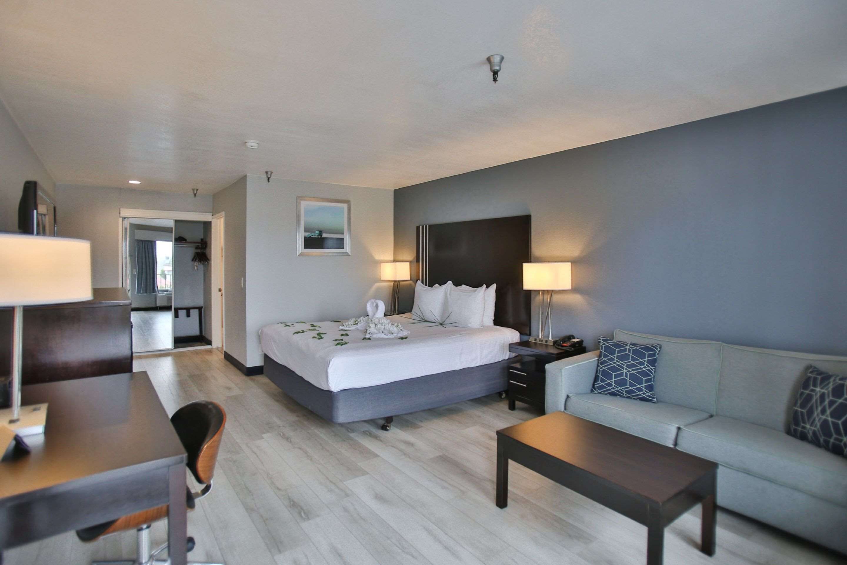 Suite, 1 cama King size, para no fumadores, refrigerador y microondas | Escritorio, tabla de planchar con plancha, internet y ropa de cama 