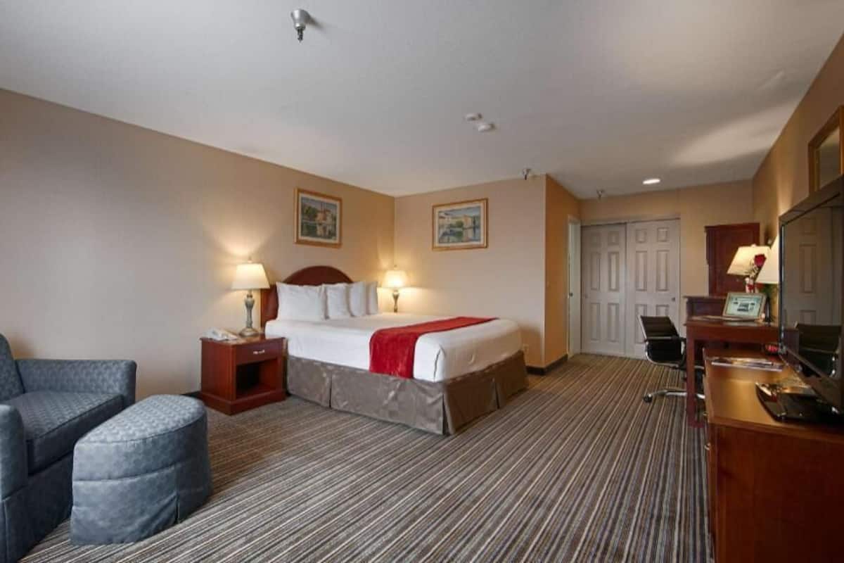 Desk, iron/ironing board, free WiFi, bed sheets