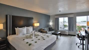Standard Room, 1 King Bed, Non Smoking, Refrigerator | Desk, iron/ironing board, Internet, bed sheets