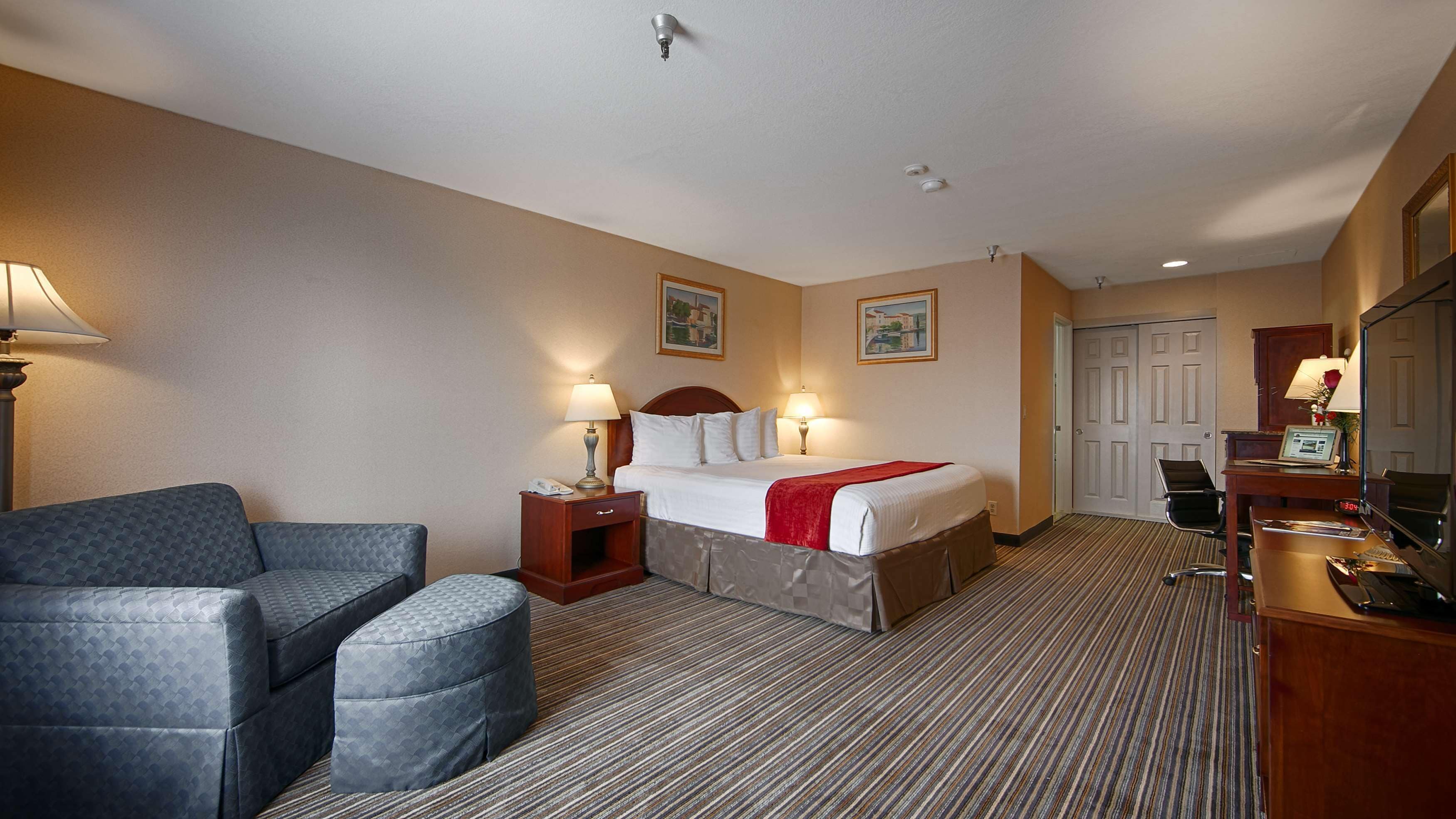 Escritorio, tabla de planchar con plancha, internet y ropa de cama 