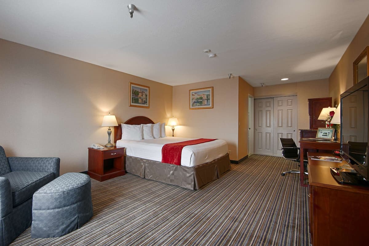 Escritorio, tabla de planchar con plancha, internet y ropa de cama