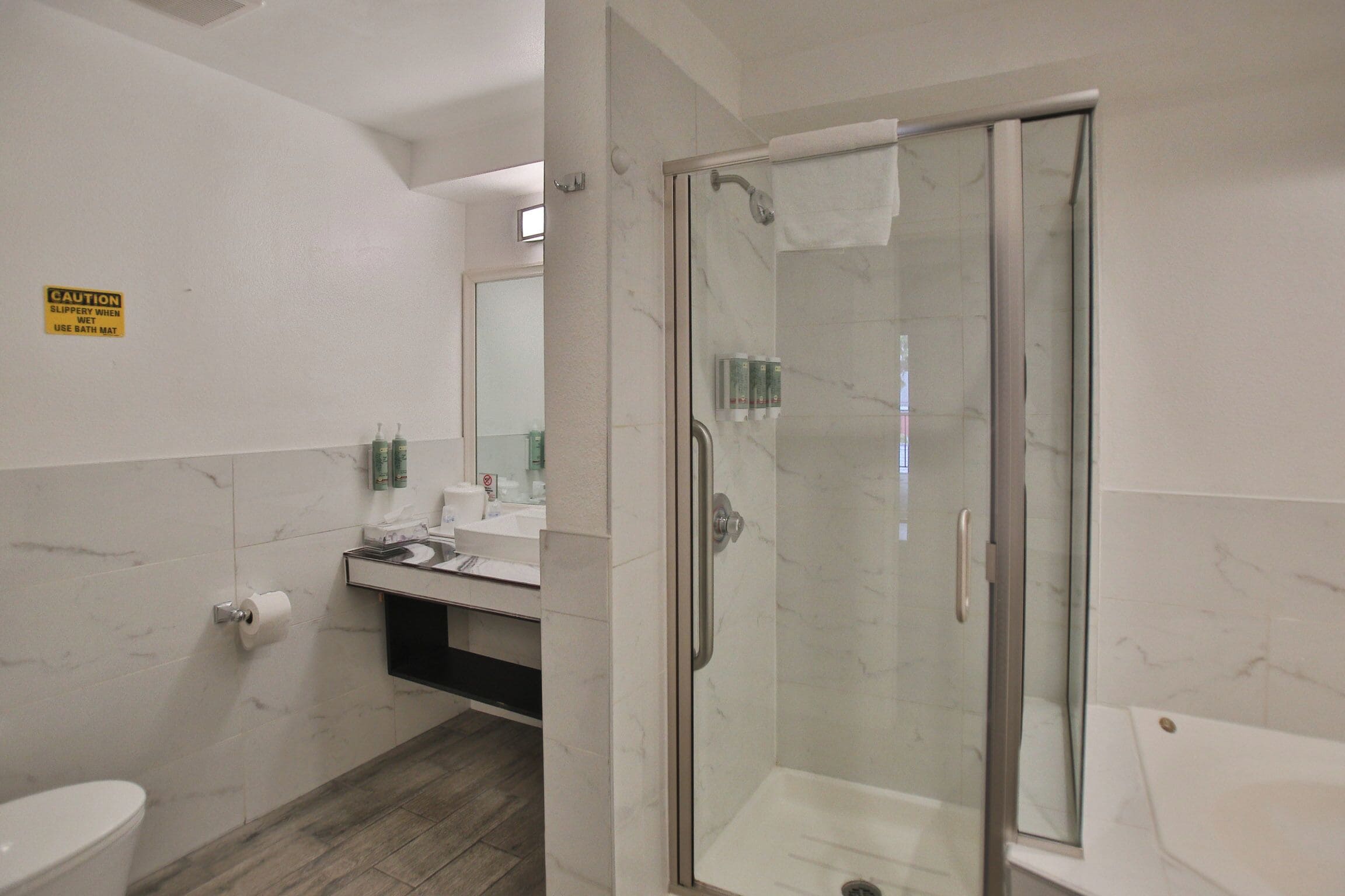Standard Room, 1 King Bed, Non Smoking, Jetted Tub | Bathroom | Combined shower/tub, free toiletries, hair dryer, towels