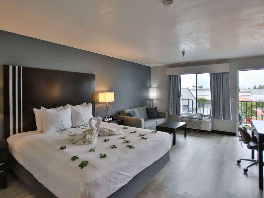 Suite, 1 King Bed, Non Smoking, Refrigerator & Microwave | Desk, iron/ironing board, free WiFi, bed sheets
