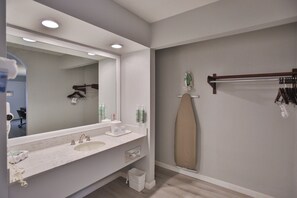 Tina con regadera, amenidades de baño gratuitas, secadora de cabello 
