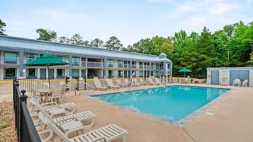 Piscine extérieure en saison