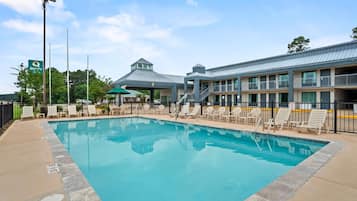 Piscine extérieure en saison