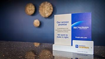 A service promise sign with a Best Western Rewards badge.