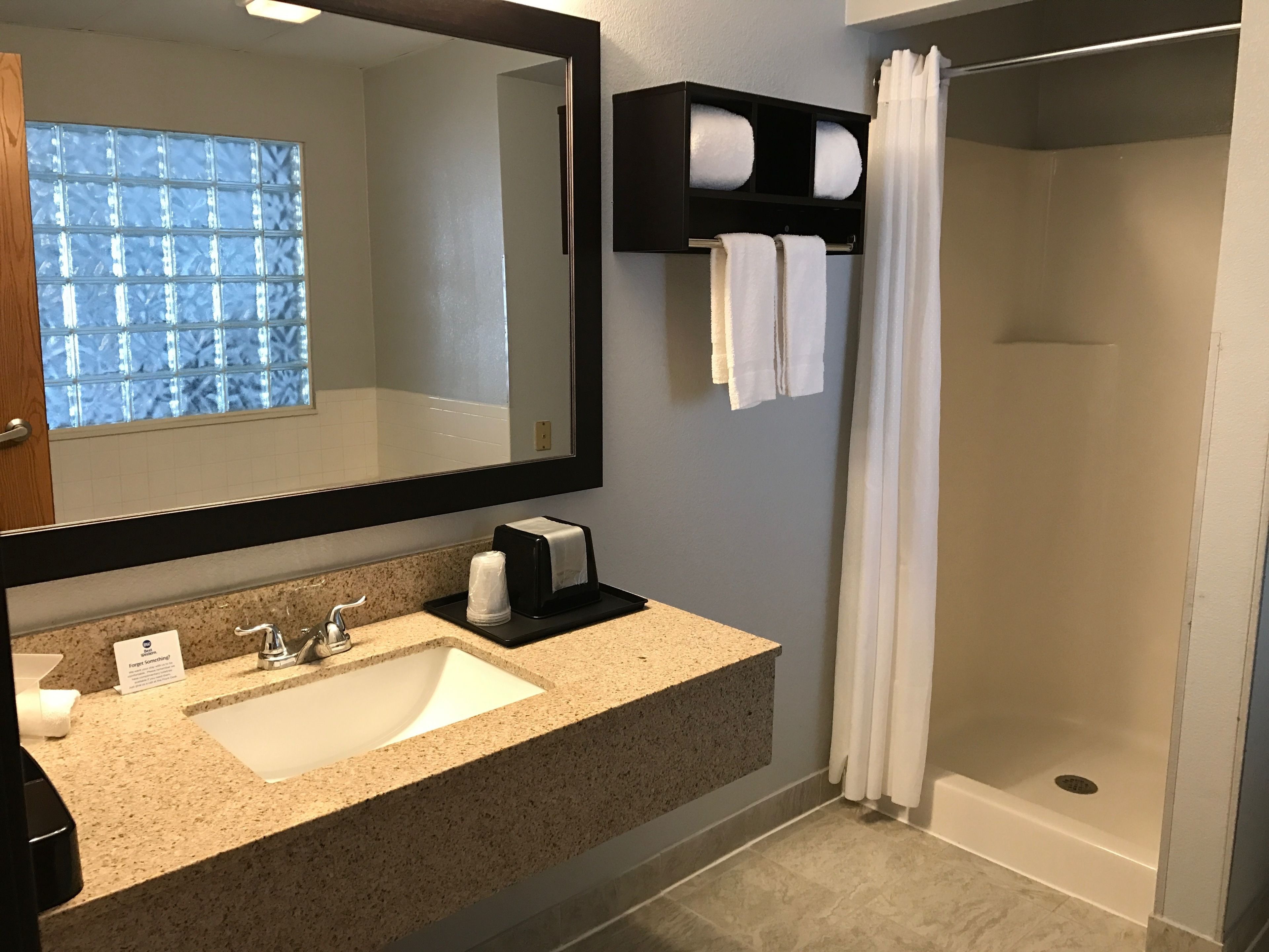 غرفة عادية - سرير ملكي - لغير المدخنين - بحوض استحمام بنظام دفع المياه (with Sofabed) | حمام | تجهيزات دش، مستلزمات مجانية للعناية الشخصية، مجففات شعر، مناشف