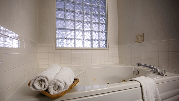 Standard Room, 1 King Bed, Non Smoking, Jetted Tub (with Sofabed) | Bathroom | Shower, free toiletries, hair dryer, towels