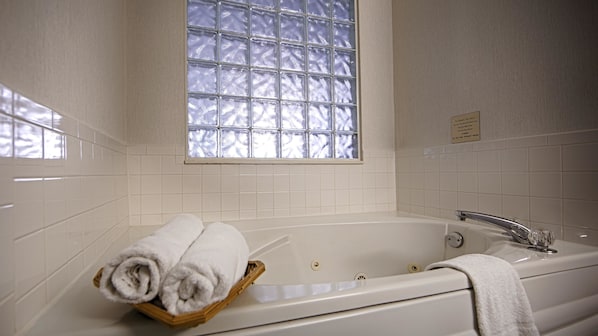 Standard Room, 1 King Bed, Non Smoking, Jetted Tub (with Sofabed) | Bathroom | Shower, free toiletries, hair dryer, towels