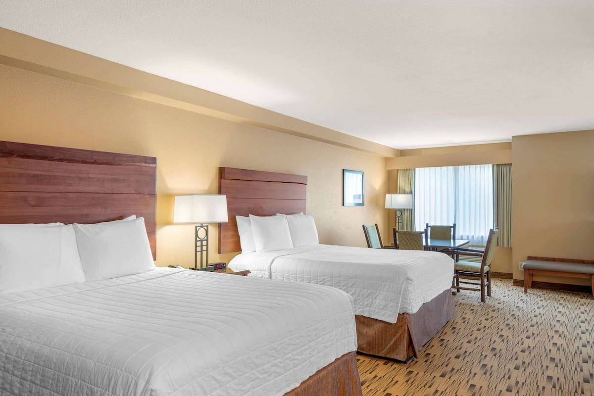 Värdeförvaringsskåp på rummet, skrivbord och mörkläggningsgardiner