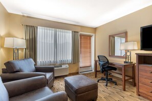 Habitación estándar, 1 cama de matrimonio grande, balcón, vistas al río | Caja fuerte, escritorio, cortinas opacas y tabla de planchar con plancha
