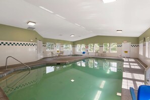 Una piscina cubierta, tumbonas