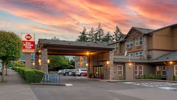 Experience the Columbia River Inn's modern design, set amidst lush greenery and a tranquil atmosphere.
