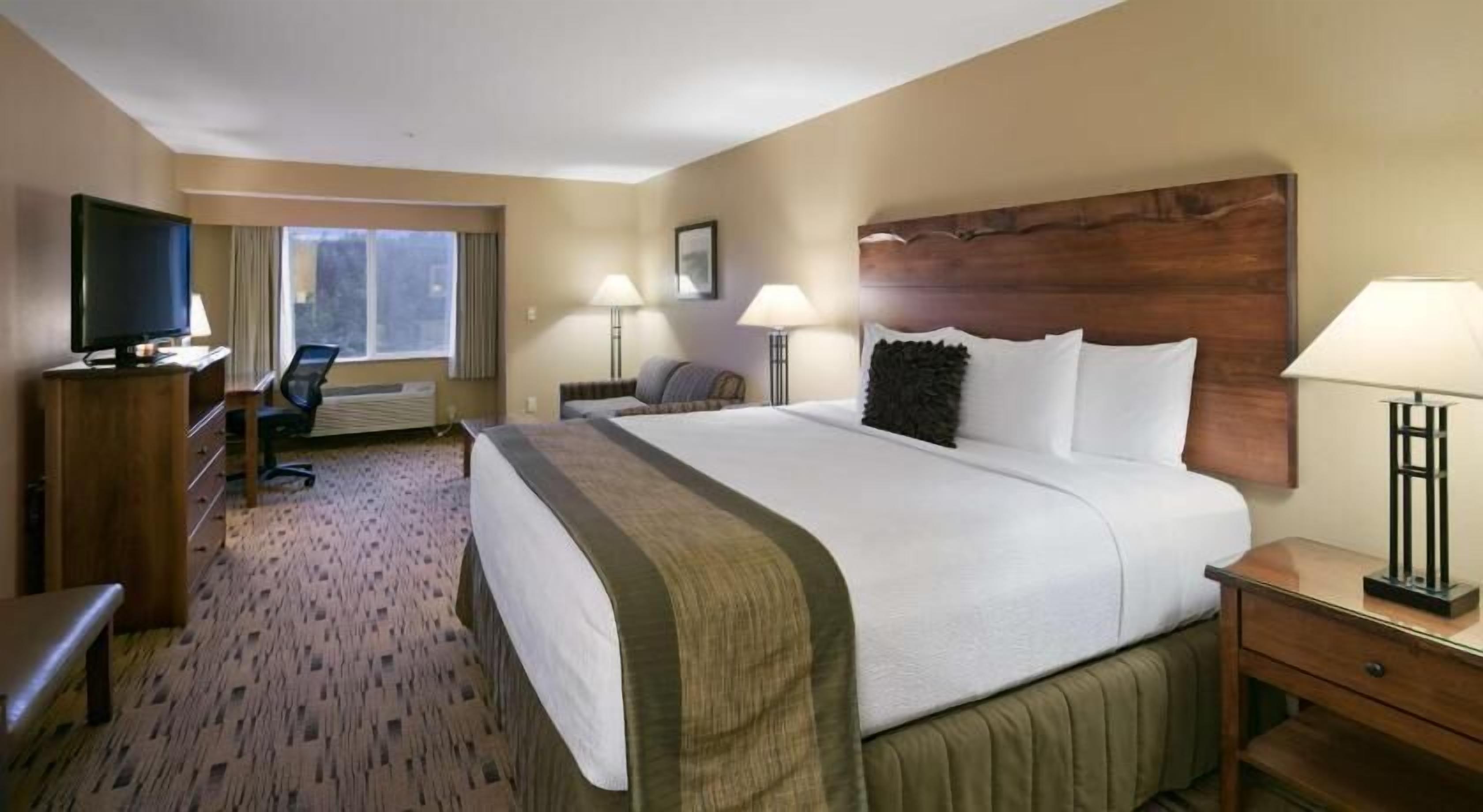 Värdeförvaringsskåp på rummet, skrivbord och mörkläggningsgardiner