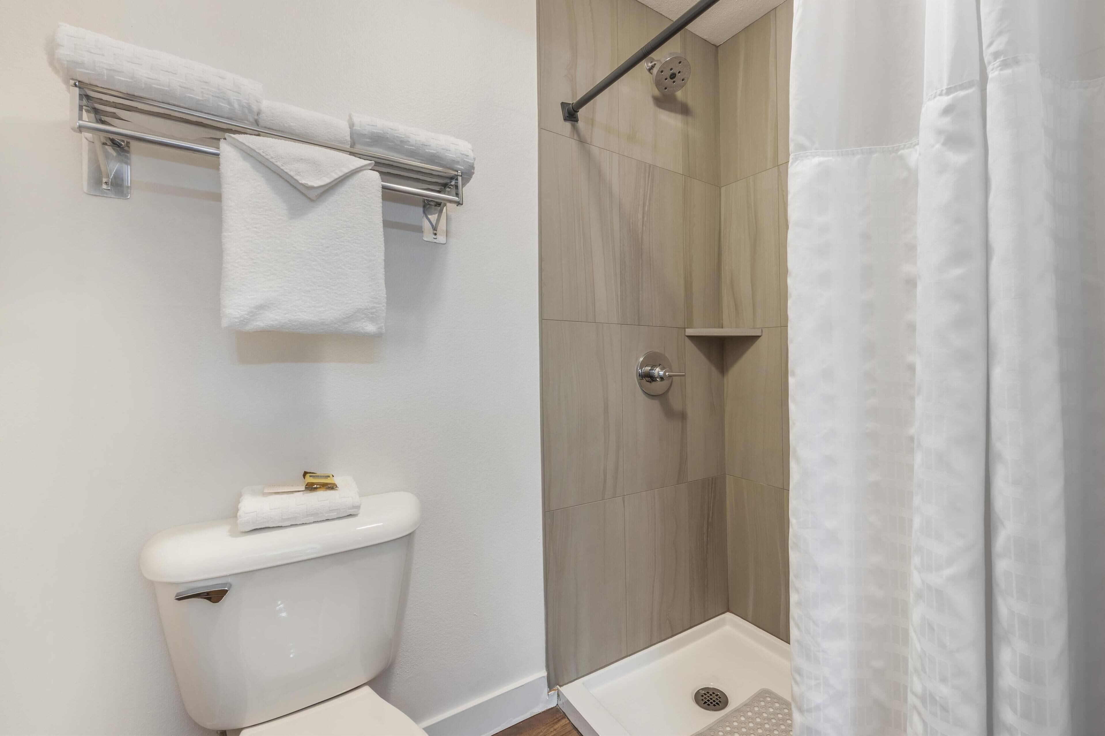 standard room, 1 king bed, refrigerator & microwave | bathroom | combined shower/bathtub, free toiletries, hair dryer, towels