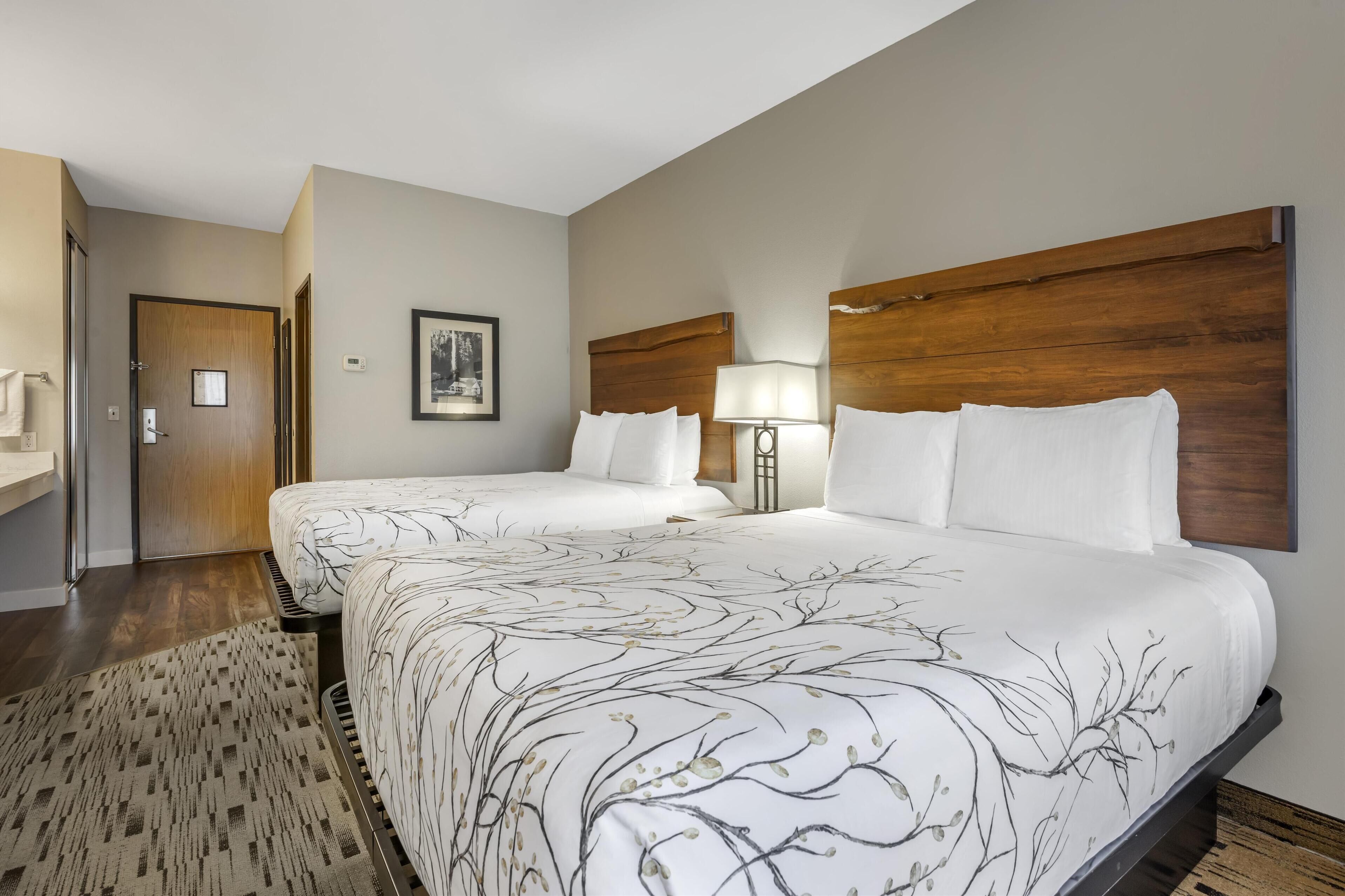 Cofres nos quartos, escrivaninha, cortinas blackout