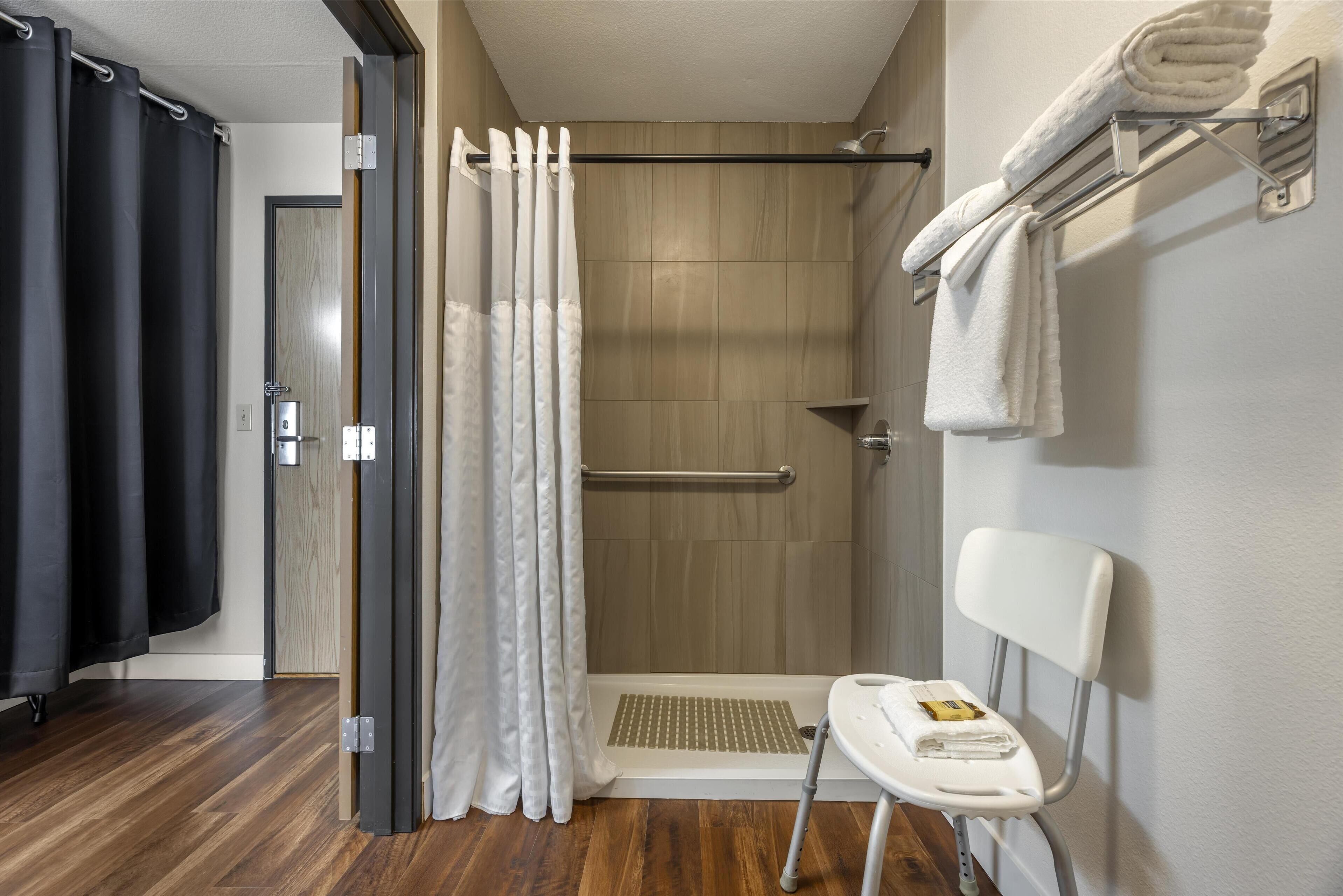 standard room, 1 king bed, accessible, non smoking (walk-in shower) | bathroom | combined shower/bathtub, free toiletries, hair dryer, towels