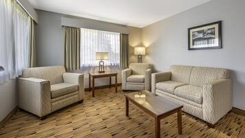 Standaard kamer, 2 queensize bedden, koelkast & magnetron, uitzicht op rivier (Larger Room) | Een kluis op de kamer, een bureau, verduisterende gordijnen