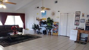 Business center - Days Inn by Wyndham San Antonio Lytle (Lytle)