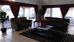 Lobby sitting area - Days Inn by Wyndham San Antonio Lytle (Lytle)