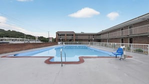 Piscine extérieure en saison