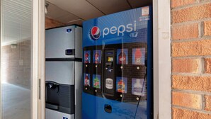 Un distributeur automatique orné du logo Pepsi, proposant une variété de boissons.