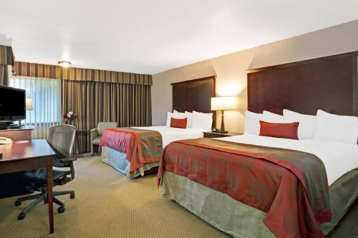 Premium bedding, pillowtop beds, in-room safe, desk