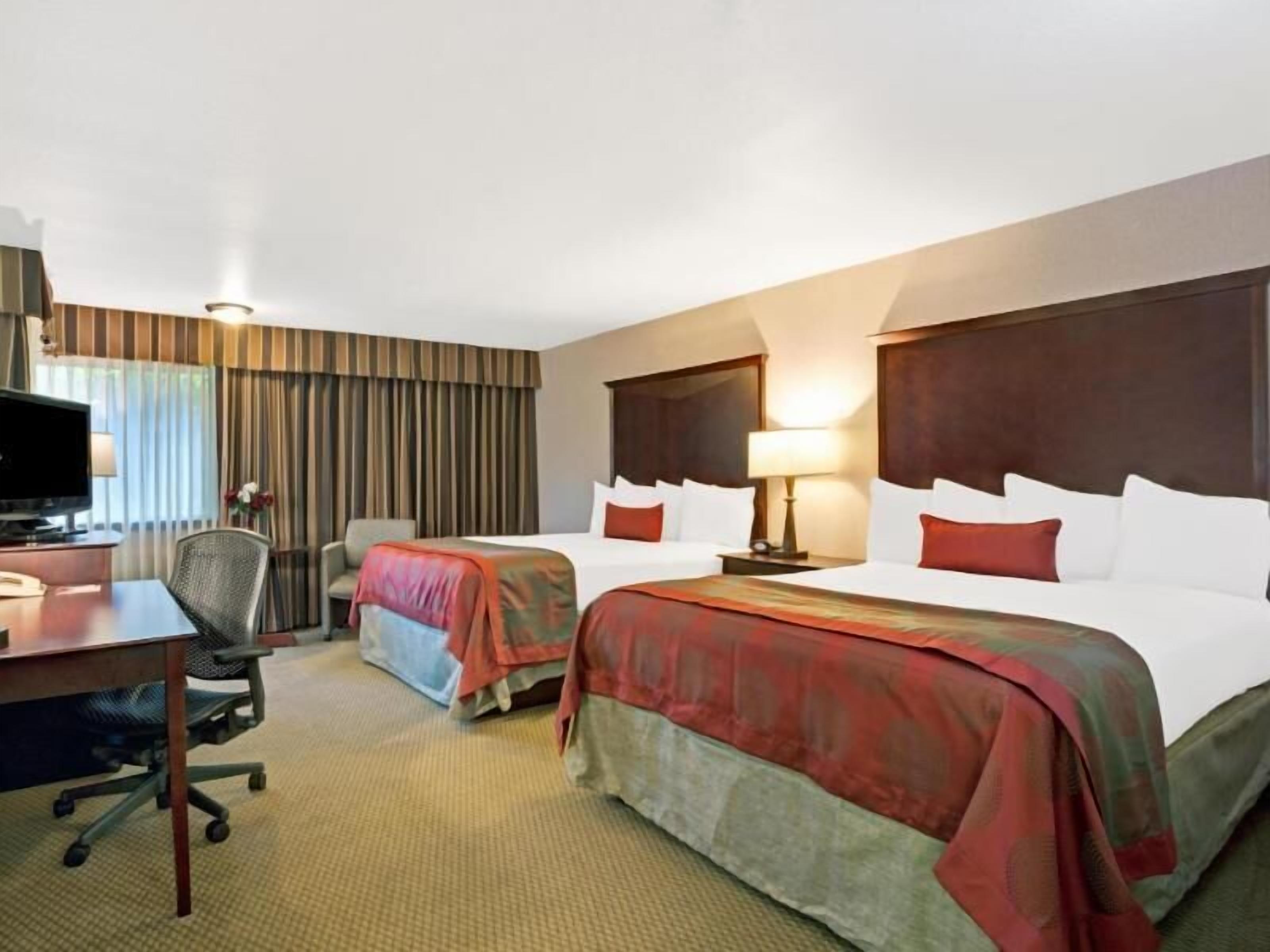 Luxe beddengoed, pillowtop-bedden, een kluis op de kamer, een bureau