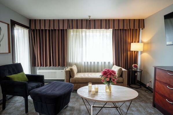 Studio Suite, 1 King Bed, Non Smoking | Premium bedding, pillowtop beds, in-room safe, desk - Ramada by Wyndham Tukwila Southcenter (Tukwila)