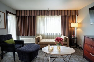 Studio Suite, 1 King Bed, Non Smoking | Premium bedding, pillowtop beds, in-room safe, desk