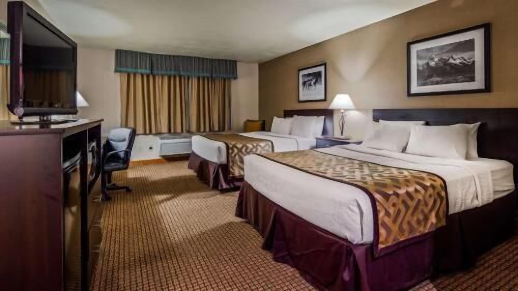 In-room safe, desk, laptop workspace, iron/ironing board