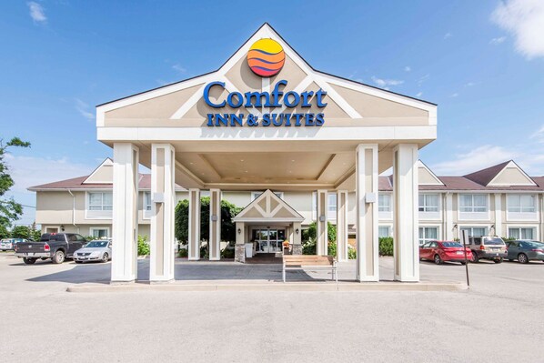 Welcome to Comfort Inn & Suites, featuring a modern design and convenient entrance.