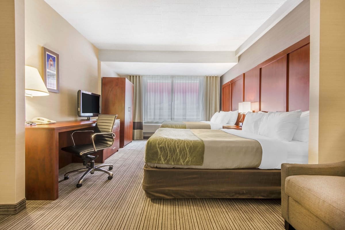 Suite (2 Queen Beds, Sofa Bed) | Bureau, rideaux occultants, fer et planche à repasser, Wi-Fi gratuit